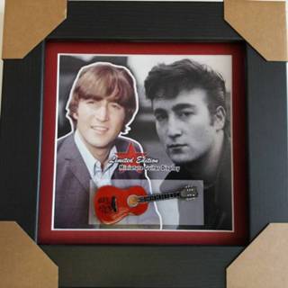 👉 Miniatuur Gitaar van John Lennon