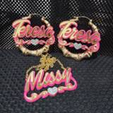 👉 Vrouwen meisjes Fashionbomb Personalized Name font bamboo hoop Earrings For Women Girls acrylic laser Custom Piercing Jewelr C4