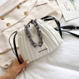 👉 Handtas PU leather small vrouwen Metal Chain Drawstring Bucket Bag Crossbody Bags For Women 2020 Folds Design Shoulder Handbags Cross Body