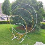 👉 Smeedijzer Bruiloft props verjaardagsfeestje decor smeedijzeren cirkel ronde ring boog achtergrond gazon kunstmatige bloem rij stand