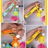 👉 Keychain vrouwen Cute Cartoon Pokemon Pikachu Psyduck Charmander Squirtle Figure Doll for Women Bag Charms Car Pendant Keyrings