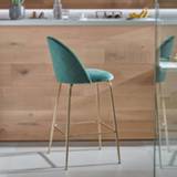 👉 Barkruk groen fluweel donkergroen Kave Home 'Ivonne Gold' Velvet (zithoogte 76cm), kleur 8433840525082