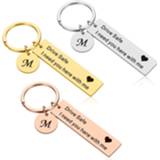 👉 Keychain vrouwen Custom Engrave Keyring A-Z 26 Initials Letter Drive Safe I Need You Here with Me for Couples Men Women Gift