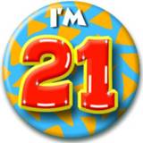👉 Kunststof multikleur Verjaardags Button I Am 21 8718758741374