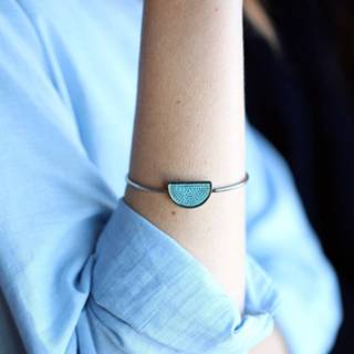 👉 Stalen armband half rond turquoise kristal