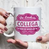 👉 De leukste collega van de wereld cadeau koffiemok / theebeker wit met roze embleem - 300 ml - keramiek - cadeaumok werknemer / werkneemster