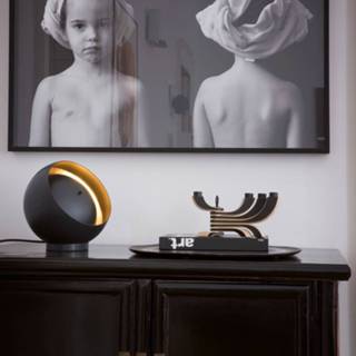 👉 Tafellamp goud zwart EVA Oluce LED in bolvorm