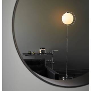 👉 Opaalwit Bauhaus-vloerlamp van prof. Richard Döcker