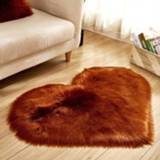 👉 Tapijt wol bont active Love Heart Tapijten Kunstmatige Schapenvacht Harige Faux Vloermat Effen Pluizig Zacht Tapetes, Maat: 30 * 40 cm (Koffie)