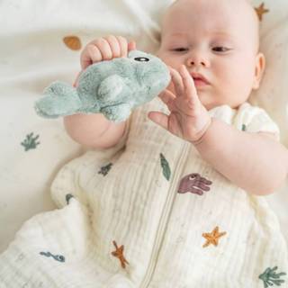 👉 Rammelaar blauw-groen polyester baby modern walvis zichtbaar Done By Deer Wally 5712643028857