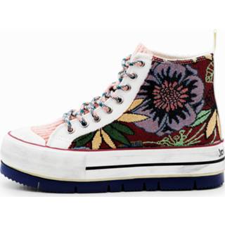 👉 Hoge sneaker met plateauzool en bloemen