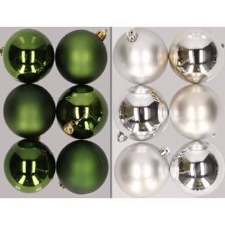 👉 Kerstbal kunststof zilver active groen 12x stuks kerstballen mix van donkergroen en 8 cm