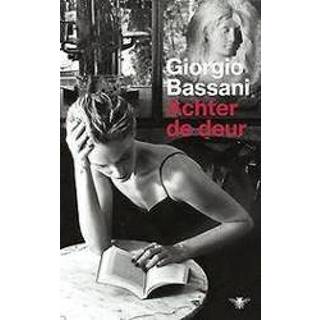 👉 Achter de deur. Giorgio Bassani, Paperback 9789403102603