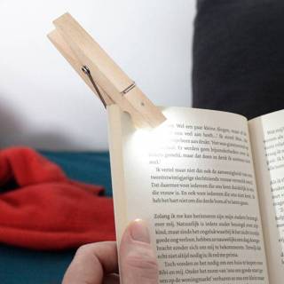 👉 Wasknijper zaklampje booklight clothespin Kikkerland boeklampje