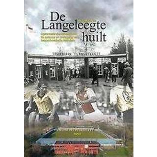 👉 De langeleegte huilt. Opzienbarende verhalen over opkomst en ondergang van het profvoetbal in Veendam, Klaas Fleurke, Paperback 9789463383639