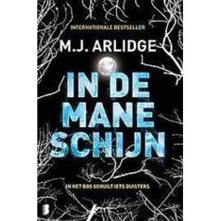 👉 Mannen In de maneschijn. het bos schuilt iets duisters, M.J. Arlidge, Paperback 9789022585566